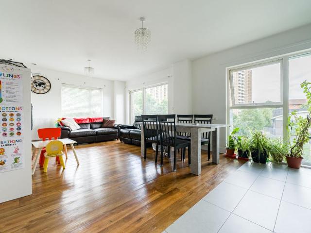 Flat for sale in Bromley-by-Bow, Greater London