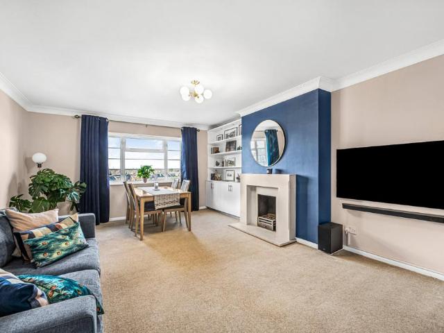 Flat for sale in North Sheen, Greater London