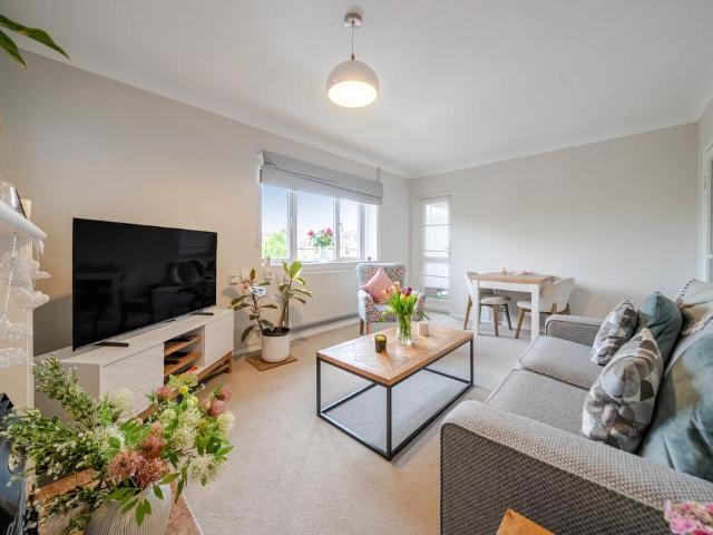 Flat for sale in Balham, Greater London