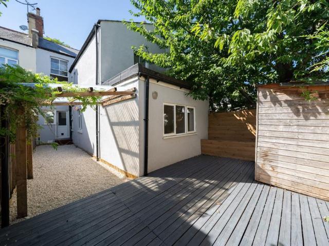 Flat for sale in Cricklewood, Greater London