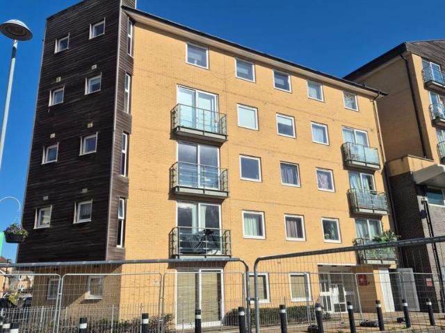 Flat for sale in London Borough of Hounslow, Feltham
