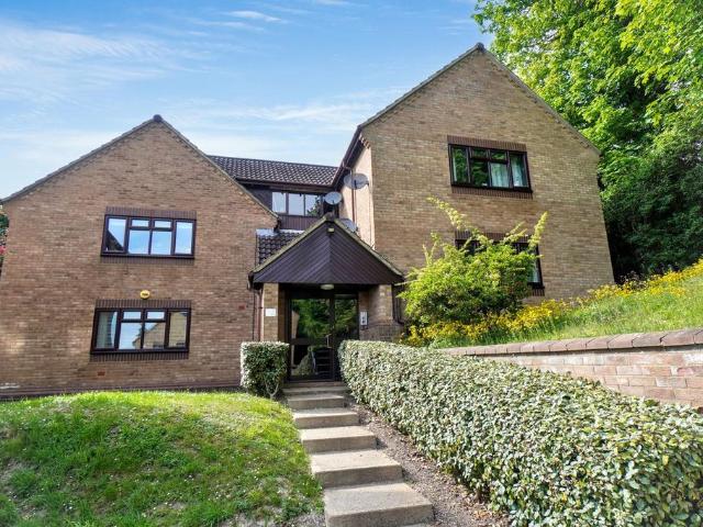 Flat for sale in Chepping Wycombe, Loudwater