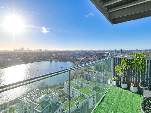Flat for sale in Woodberry Down, Stamford Hill