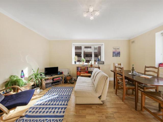 Flat for sale in Kilburn, Greater London