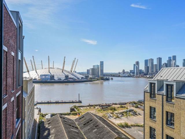 Flat for sale in Goodluck Hope, Greater London