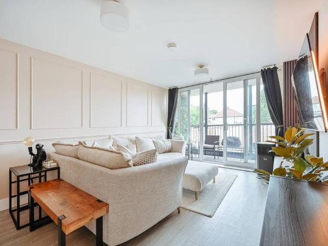 Flat for sale in North Watford, Hertfordshire
