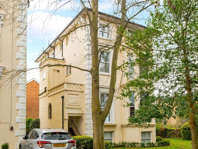 Flat for sale in Surbiton, Greater London