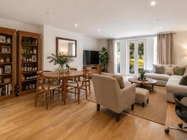 Flat for sale in Kilburn, Greater London