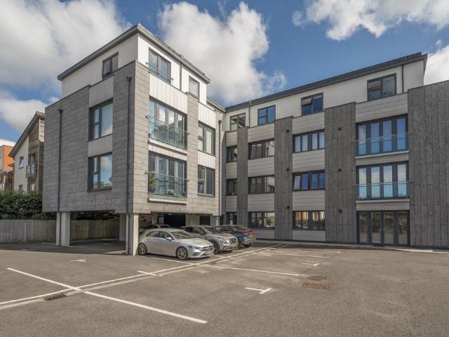 Flat for sale in Fleet, Hart