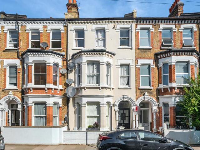 Flat for sale in Clapham, Greater London