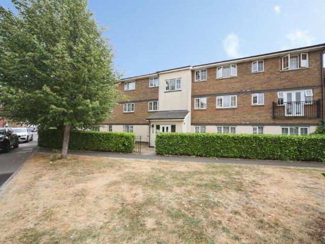 Flat for sale in Dunstable, Bedfordshire