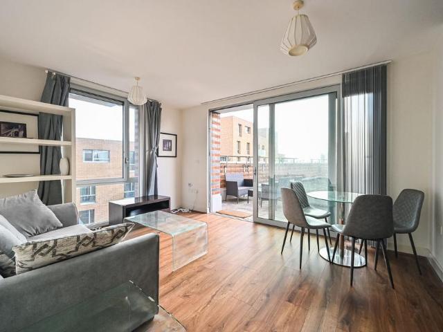 Flat for sale in Bromley-by-Bow, Greater London