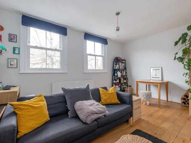 Flat for sale in Kilburn, Greater London