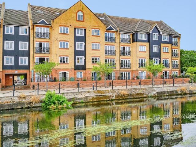 Flat for sale in Pouchen End, Hertfordshire