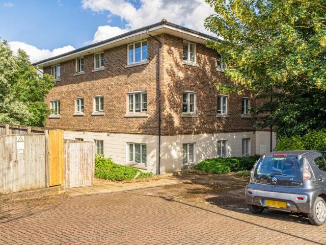 Flat for sale in Midway, Kent
