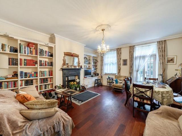 Flat for sale in Shepherd's Hill, Greater London