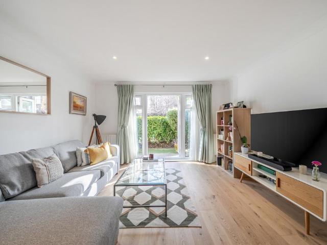 Flat for sale in Stockwell, Greater London