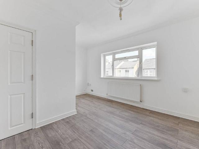 Flat for sale in London Borough of Croydon, Cat Hill