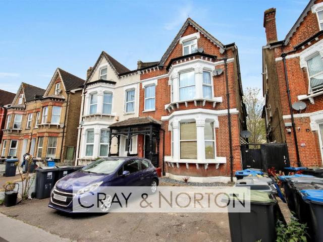 Flat for sale in London Borough of Croydon, Addiscombe