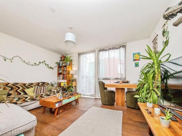 Flat for sale in Key Street, Suffolk