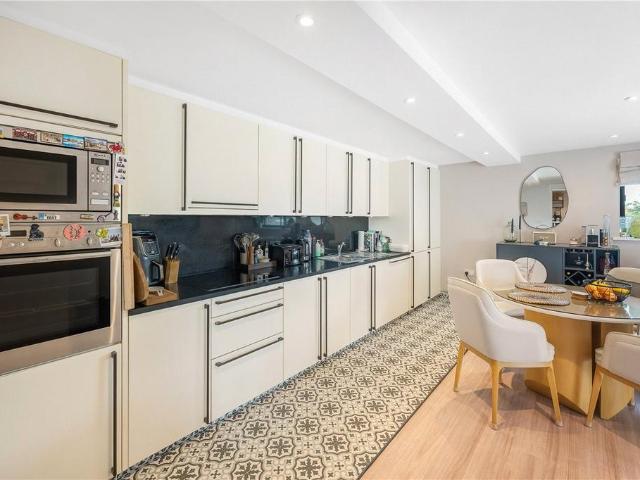 Flat for sale in Hammersmith, Greater London