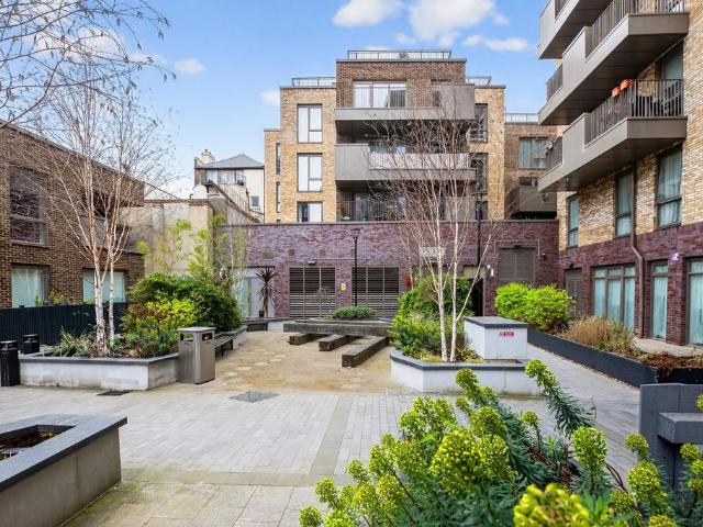 Flat for sale in Camberwell, Greater London