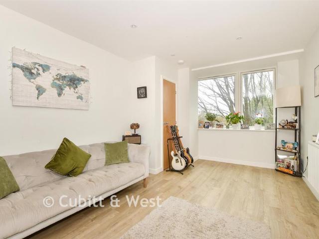 Flat for sale in Sunnyside, Mid Sussex
