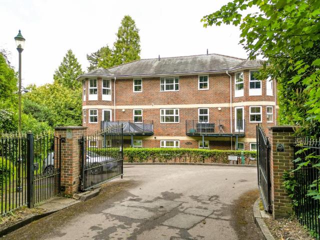 Flat for sale in Ashlyns Estate, Pouchen End