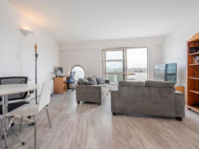 Flat for sale in Canary Wharf, Greater London