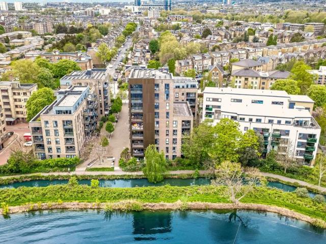 Flat for sale in Brownswood Park, Stoke Newington