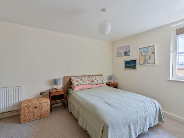 Flat for sale in Stockwell, Greater London