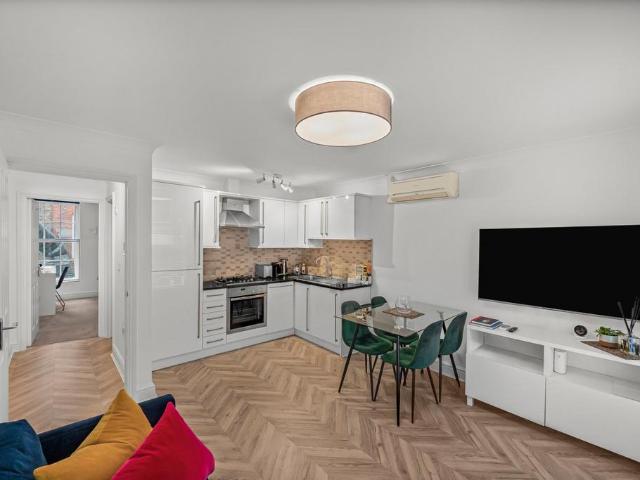 Flat for sale in Victoria, Greater London