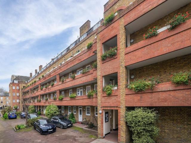 Flat for sale in Battersea, Greater London