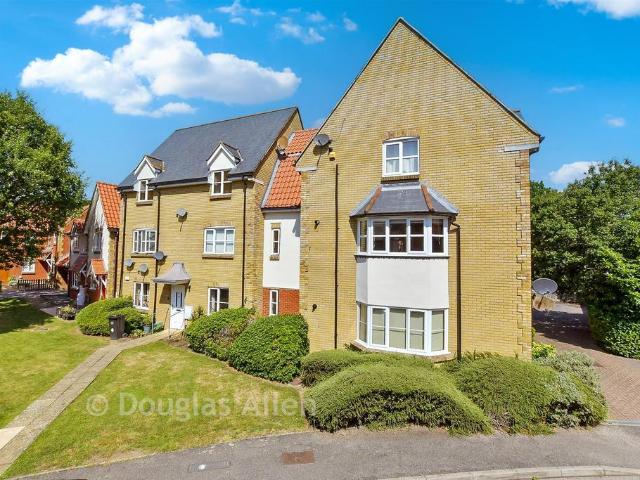 Flat for sale in Noak Bridge, Essex