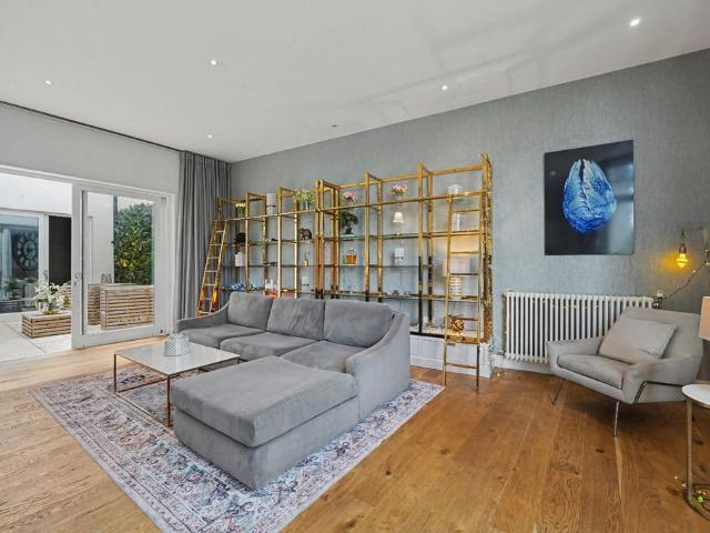 Flat for sale in Maida Hill, Greater London