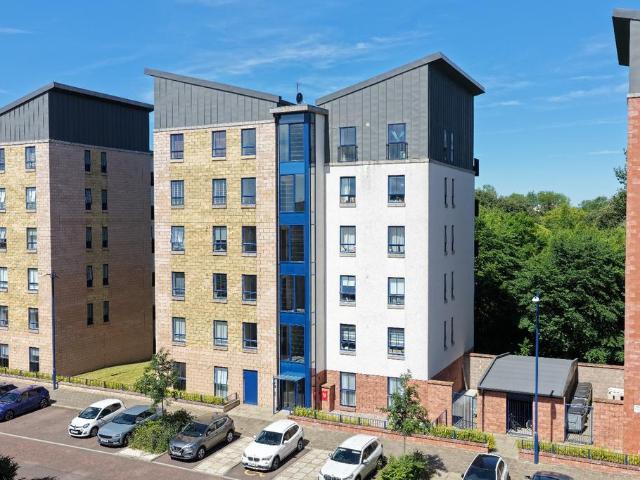 Flat for sale in Oatlands, Scotland
