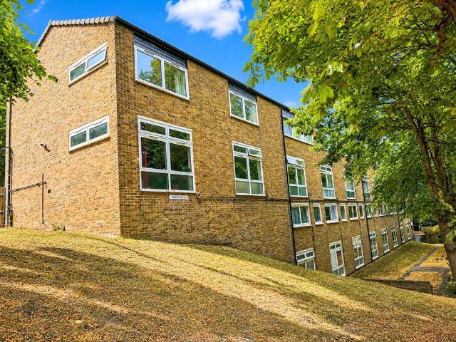 Flat for sale in London Borough of Lewisham, Ladywell