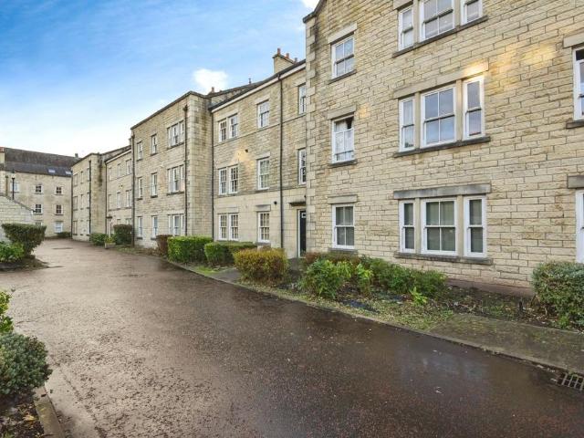Flat for sale in Greaves, Bare