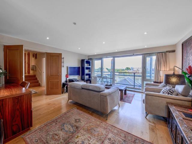 Flat for sale in London Borough of Wandsworth, Greater London