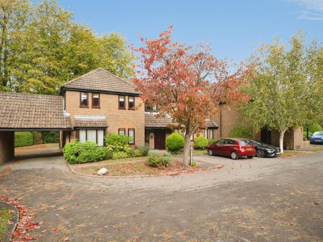 Flat for sale in Leatherhead, Mole Valley