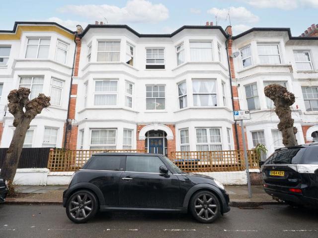 Flat for sale in Dollis Hill, Greater London