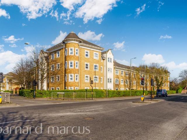 Flat for sale in Lower Halliford, Surrey