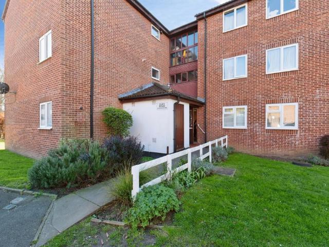 Flat for sale in Hook, Greater London