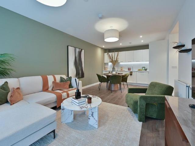 Flat for sale in Harrow Weald, Greater London