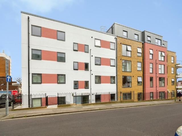 Flat for sale in Cargate, Aldershot