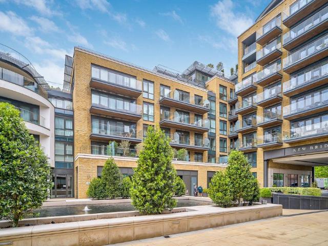 Flat for sale in London Borough of Hounslow, Strand