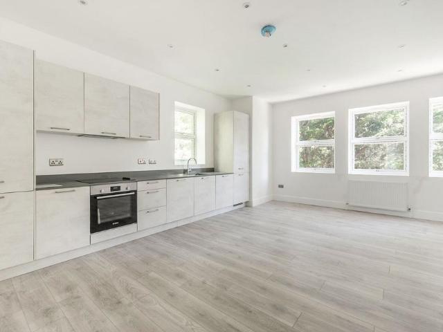 Flat for sale in Pinner, Greater London