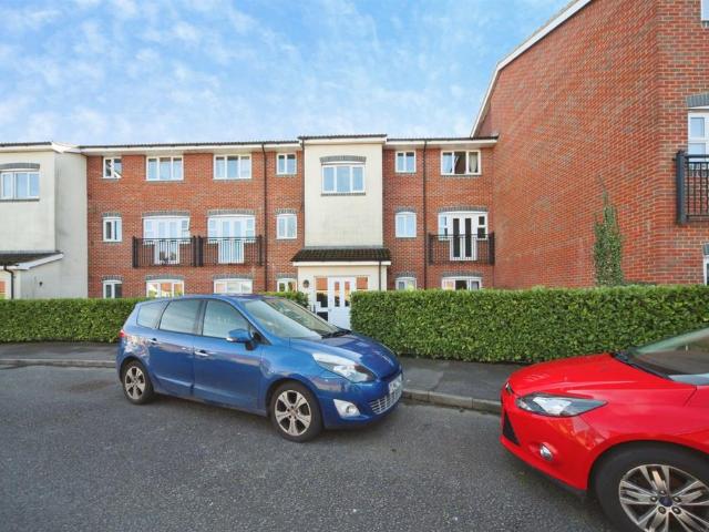 Flat for sale in Dunstable, Bedfordshire