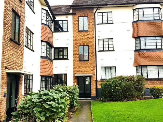 Flat for sale in North Finchley, Greater London