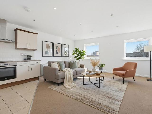 Flat for sale in Tilbury, Essex